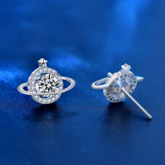 <tc>Classic moissanite ear studs made of 925 silver</tc>